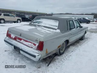 1986 Lincoln Town Car z VIN 1LNBP96F6GY618970, wystawiony jako IAAI lot #41609991 z przebiegiem 22 768 mil mil oraz . Historia ofert i sprzedaży dostępna na DreamBid. Obrazek 4.