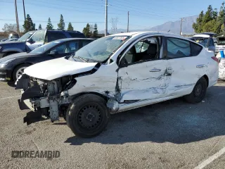 2016 Nissan Versa S z VIN 3N1CN7AP4GL821721, wystawiony jako Copart lot #88937005 z przebiegiem Nie podano mil oraz Szkoda całkowita • Salvage title. Historia ofert i sprzedaży dostępna na DreamBid. Obrazek 1.