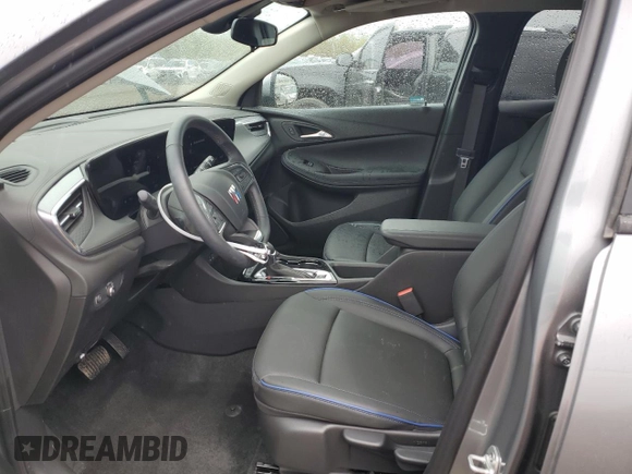 2025 Buick Encore GX Sport Touring с VIN KL4AMDSL1SB006771, выставлен на аукционе Copart как лот 54868335 с пробегом 2 795 миль миль и Списание • Salvage title. История ставок и продаж доступна на DreamBid. Изображение 7.