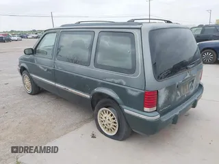 1993 Plymouth Voyager z VIN 2P4GH45R6PR372511, wystawiony jako IAAI lot #42093650 z przebiegiem 81 484 mil mil oraz . Historia ofert i sprzedaży dostępna na DreamBid. Obrazek 3.
