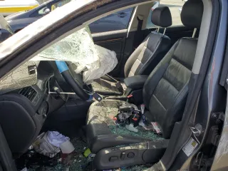 2005 Volkswagen Jetta 2.5L с VIN 3VWDF71K75M601030, выставлен на аукционе Copart как лот 55104325 с пробегом Не указан миль и Списание • Salvage title. История ставок и продаж доступна на DreamBid. Изображение 7.