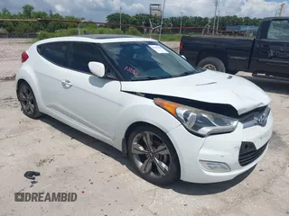 2015 Hyundai Veloster z VIN KMHTC6AD3FU244702, wystawiony jako IAAI lot #42493578 z przebiegiem 141 254 mil mil oraz . Historia ofert i sprzedaży dostępna na DreamBid. Obrazek 1.