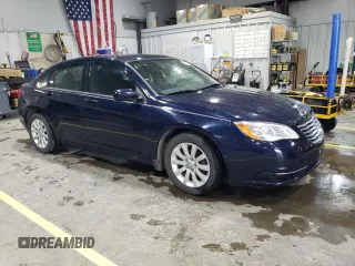 2014 Chrysler 200 Touring z VIN 1C3CCBBB3EN171841, wystawiony jako Copart lot #51232055 z przebiegiem 237 122 mil mil oraz Szkody całkowita. Historia ofert i sprzedaży dostępna na DreamBid. Obrazek 4.