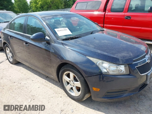 2014 Chevrolet Cruze 1LT z VIN 1G1PC5SB4E7246364, wystawiony jako IAAI lot #42422381 z przebiegiem 171 725 mil mil oraz . Historia ofert i sprzedaży dostępna na DreamBid. Obrazek 1.