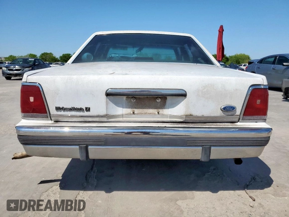 1991 Ford Crown Victoria z VIN 2FACP74FXMX135645, wystawiony jako Copart lot #52527135 z przebiegiem 79 667 mil mil oraz Czysty tytuł • Clean title. Historia ofert i sprzedaży dostępna na DreamBid. Obrazek 6.