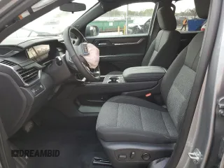 2025 GMC Acadia FWD Elevation z VIN 1GKENKRS5SJ136908, wystawiony jako Copart lot #44488635 z przebiegiem 2 797 mil mil oraz Czysty tytuł • Clean title. Historia ofert i sprzedaży dostępna na DreamBid. Obrazek 7.