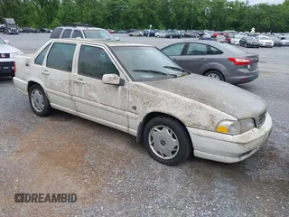 1999 Volvo S70 z VIN YV1LS55A2X2620251, wystawiony jako IAAI lot #42311301 z przebiegiem 222 104 mil mil oraz . Historia ofert i sprzedaży dostępna na DreamBid. Obrazek 1.
