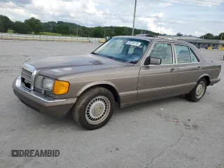 1989 Mercedes-Benz 300 300SE z VIN WDBCA24D1KA433423, wystawiony jako Copart lot #58725775 z przebiegiem 281 775 mil mil oraz Szkoda całkowita • Salvage title. Historia ofert i sprzedaży dostępna na DreamBid. Obrazek 1.