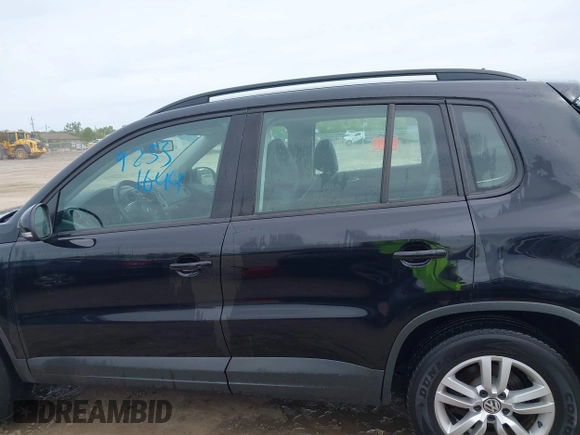 2016 Volkswagen Tiguan S z VIN WVGAV7AX0GW519952, wystawiony jako IAAI lot #42331644 z przebiegiem 92 232 mil mil oraz . Historia ofert i sprzedaży dostępna na DreamBid. Obrazek 14.