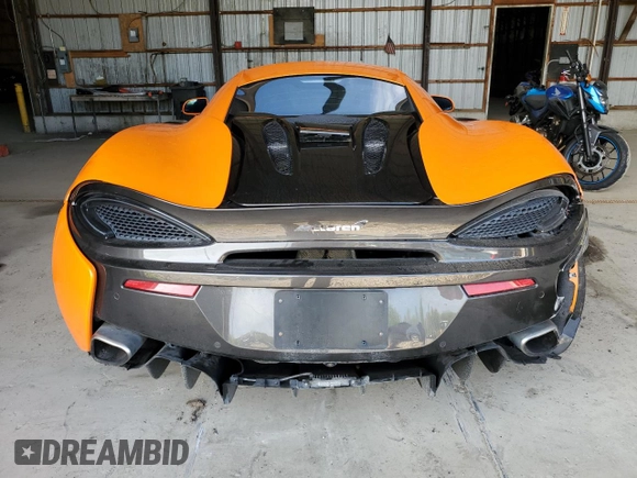 2016 McLaren 570S z VIN SBM13DAA7GW000814, wystawiony jako Copart lot #55457784 z przebiegiem 31 324 mil mil oraz . Historia ofert i sprzedaży dostępna na DreamBid. Obrazek 6.