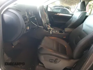 2013 Volkswagen Touareg Lux с VIN WVGEF9BP9DD003735, выставлен на аукционе Copart как лот 58852315 с пробегом 138 223 миль миль и Списание • Salvage title. История ставок и продаж доступна на DreamBid. Изображение 7.