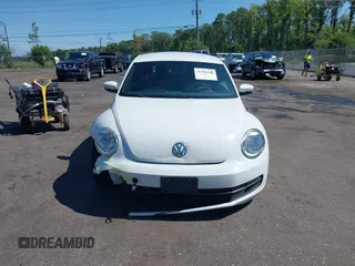 2015 Volkswagen Beetle Fleet Edition z VIN 3VWF17AT0FM655321, wystawiony jako IAAI lot #42386548 z przebiegiem 120 215 mil mil oraz . Historia ofert i sprzedaży dostępna na DreamBid. Obrazek 12.