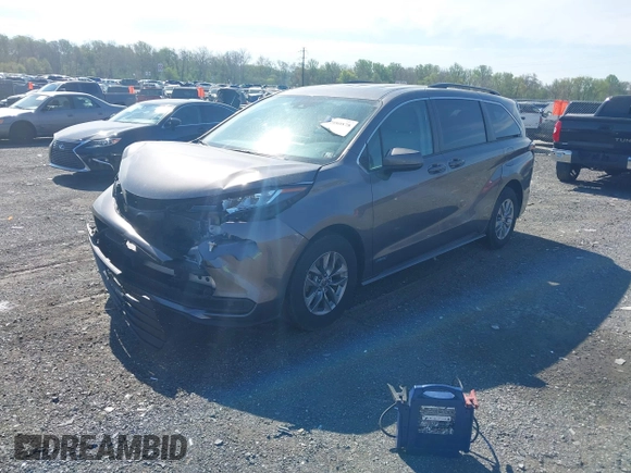 2021 Toyota Sienna LE z VIN 5TDKSKFCXMS031520, wystawiony jako IAAI lot #42080878 z przebiegiem 66 336 mil mil oraz . Historia ofert i sprzedaży dostępna na DreamBid. Obrazek 17.