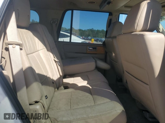 2008 Lincoln Navigator z VIN 5LMFU28588LJ02367, wystawiony jako Copart lot #57727305 z przebiegiem Nie podano mil oraz Czysty tytuł • Clean title. Historia ofert i sprzedaży dostępna na DreamBid. Obrazek 11.