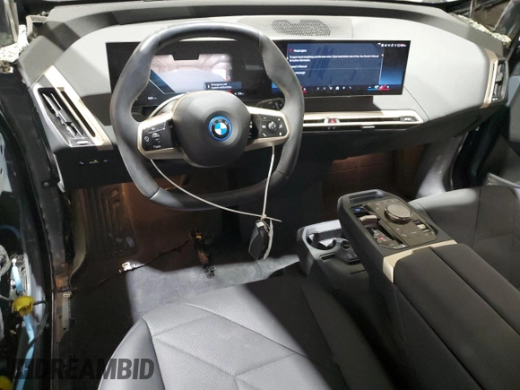 2024 BMW iX xDrive50 z VIN WB523CF0XRCP21815, wystawiony jako Copart lot #51520885 z przebiegiem 6 664 mil mil oraz Szkoda całkowita • Salvage title. Historia ofert i sprzedaży dostępna na DreamBid. Obrazek 8.