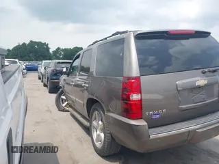 2011 Chevrolet Tahoe LTZ z VIN 1GNSCCE08BR394055, wystawiony jako IAAI lot #42171847 z przebiegiem 112 163 mil mil oraz . Historia ofert i sprzedaży dostępna na DreamBid. Obrazek 3.