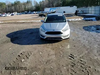 2016 Ford Focus SE z VIN 1FADP3F2XGL399943, wystawiony jako Copart lot #46472415 z przebiegiem 70 047 mil mil oraz Szkoda całkowita • Salvage title. Historia ofert i sprzedaży dostępna na DreamBid. Obrazek 11.