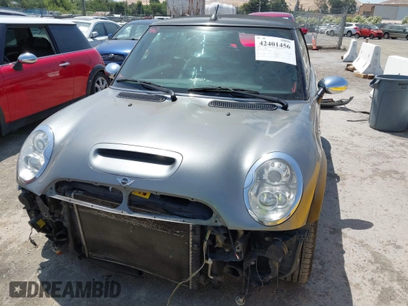 2005 MINI Convertible S z VIN WMWRH33585TF85313, wystawiony jako IAAI lot #42401456 z przebiegiem 126 586 mil mil oraz . Historia ofert i sprzedaży dostępna na DreamBid. Obrazek 6.
