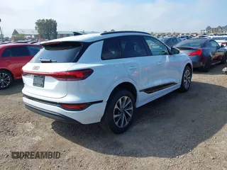 2025 Audi Q6 e-tron Premium Plus z VIN WA124BGFXSA019441, wystawiony jako IAAI lot #41838548 z przebiegiem 138 mil mil oraz . Historia ofert i sprzedaży dostępna na DreamBid. Obrazek 4.