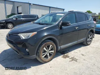 2018 Toyota RAV4 XLE z VIN 2T3RFREV4JW812199, wystawiony jako Copart lot #58485725 z przebiegiem 96 576 mil mil oraz Szkoda całkowita • Salvage title. Historia ofert i sprzedaży dostępna na DreamBid. Obrazek 1.
