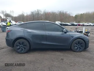 2024 Tesla Model Y Long Range z VIN 7SAYGDEE1RA323921, wystawiony jako IAAI lot #42027195 z przebiegiem 13 774 mil mil oraz . Historia ofert i sprzedaży dostępna na DreamBid. Obrazek 13.