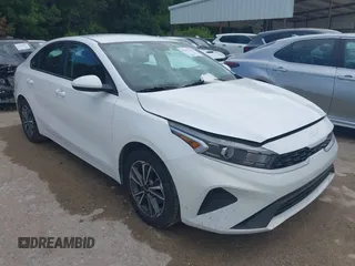 2023 Kia Forte LXS z VIN 3KPF24AD6PE585357, wystawiony jako IAAI lot #42437331 z przebiegiem 54 594 mil mil oraz . Historia ofert i sprzedaży dostępna na DreamBid. Obrazek 1.
