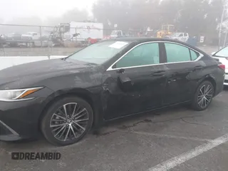 2023 Lexus ES 300h z VIN 58ADA1C15PU029137, wystawiony jako IAAI lot #41462055 z przebiegiem 25 120 mil mil oraz . Historia ofert i sprzedaży dostępna na DreamBid. Obrazek 17.