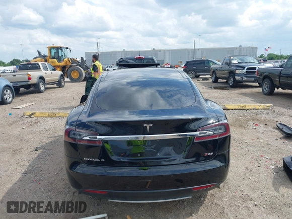 2014 Tesla Model S 60 z VIN 5YJSA1H1XEFP44397, wystawiony jako IAAI lot #42140917 z przebiegiem 136 515 mil mil oraz . Historia ofert i sprzedaży dostępna na DreamBid. Obrazek 17.