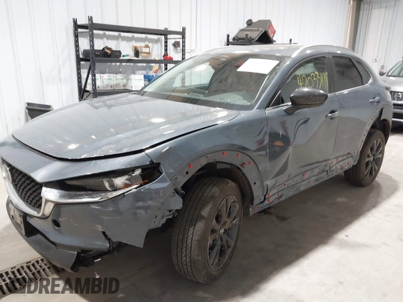 2025 Mazda CX-30 S Carbon Edition z VIN 3MVDMBCM7SM783008, wystawiony jako IAAI lot #42033197 z przebiegiem 5 047 mil mil oraz . Historia ofert i sprzedaży dostępna na DreamBid. Obrazek 17.