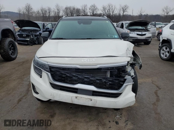 2022 Kia Seltos SX with VIN KNDETCA23N7299979, listed as a Copart auction lot 42940095 with 27,315 mi miles and Salvage title. Bid and sale history available at DreamBid. Image 5.