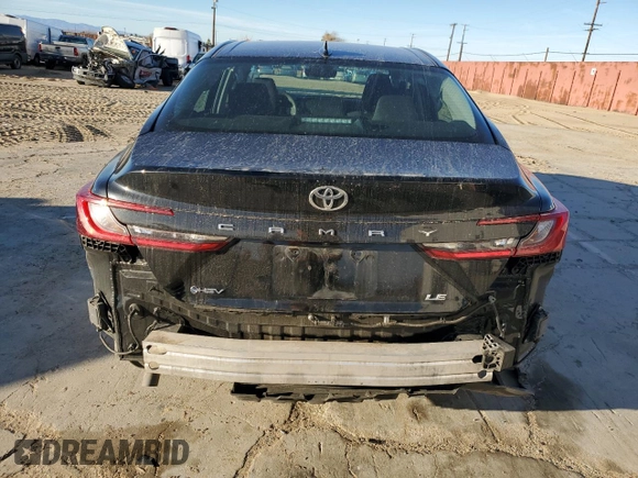 2025 Toyota Camry LE z VIN 4T1DAACK6SU023078, wystawiony jako Copart lot #47634775 z przebiegiem 8 572 mil mil oraz Szkoda całkowita • Salvage title. Historia ofert i sprzedaży dostępna na DreamBid. Obrazek 6.