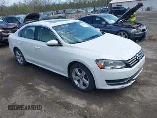 2012 Volkswagen Passat SE z VIN 1VWBP7A30CC017600, wystawiony jako IAAI lot #42100472 z przebiegiem 162 018 mil mil oraz . Historia ofert i sprzedaży dostępna na DreamBid. Obrazek 1.