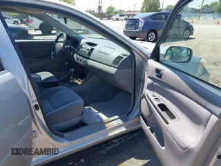 2006 Toyota Camry STD z VIN 4T1BE32K46U725379, wystawiony jako IAAI lot #42247594 z przebiegiem 83 586 mil mil oraz . Historia ofert i sprzedaży dostępna na DreamBid. Obrazek 5.