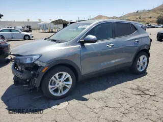 2021 Buick Encore GX Preferred z VIN KL4MMBS26MB112452, wystawiony jako Copart lot #58067805 z przebiegiem 71 400 mil mil oraz Szkoda całkowita • Salvage title. Historia ofert i sprzedaży dostępna na DreamBid. Obrazek 1.