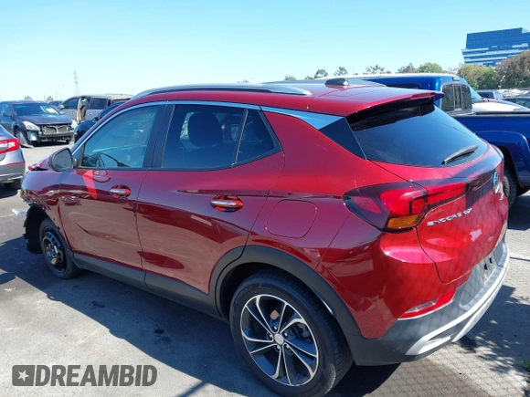 2023 Buick Encore GX Select z VIN KL4MMDS29PB015357, wystawiony jako IAAI lot #42226844 z przebiegiem 44 818 mil mil oraz . Historia ofert i sprzedaży dostępna na DreamBid. Obrazek 3.