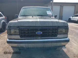 1989 Ford Bronco XL z VIN 1FMEU15NXKLA14330, wystawiony jako IAAI lot #42429531 z przebiegiem 82 009 mil mil oraz . Historia ofert i sprzedaży dostępna na DreamBid. Obrazek 6.