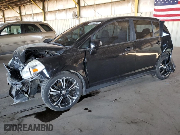2007 Nissan Versa S z VIN 3N1BC13E37L417125, wystawiony jako Copart lot #57256915 z przebiegiem 131 961 mil mil oraz Szkoda całkowita • Salvage title. Historia ofert i sprzedaży dostępna na DreamBid. Obrazek 1.