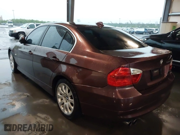 2006 BMW 3 Series 330xi with VIN WBAVD33526KV59403, listed as a IAAI auction lot 41908734 with 136,349 mi miles. Bid and sale history available at carsss.com. Image 3.