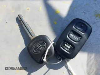 2006 Toyota Camry LE z VIN 4T1BF30K46U621829, wystawiony jako IAAI lot #41068239 z przebiegiem 96 942 mil mil oraz . Historia ofert i sprzedaży dostępna na DreamBid. Obrazek 11.