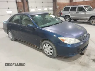 2002 Toyota Camry LE z VIN 4T1BE32K02U555810, wystawiony jako IAAI lot #42173650 z przebiegiem 218 091 mil mil oraz . Historia ofert i sprzedaży dostępna na DreamBid. Obrazek 1.