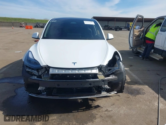 2024 Tesla Model Y Long Range with VIN 7SAYGDEE8RF161370, listed as a IAAI auction lot 41692706 with 11,490 mi miles. Bid and sale history available at carsss.com. Image 6.