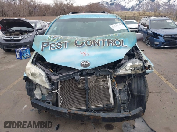 2012 Toyota Sienna XLE with VIN 5TDDK3DC3CS033755, listed as a IAAI auction lot 41815132 with 189,777 mi miles. Bid and sale history available at carsss.com. Image 12.