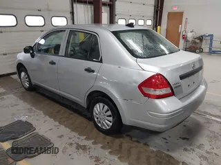 2009 Nissan Versa 1.6 z VIN 3N1CC11E89L460255, wystawiony jako IAAI lot #42161311 z przebiegiem 165 905 mil mil oraz . Historia ofert i sprzedaży dostępna na DreamBid. Obrazek 3.