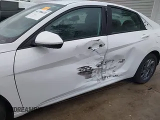 2024 Hyundai Elantra Blue z VIN KMHLM4DJ0RU103318, wystawiony jako IAAI lot #41708421 z przebiegiem 18 328 mil mil oraz . Historia ofert i sprzedaży dostępna na DreamBid. Obrazek 6.