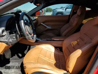 2013 Ferrari F12 z VIN ZFF74UFA7D0193622, wystawiony jako Copart lot #73031694 z przebiegiem Nie podano mil oraz Szkody całkowita. Historia ofert i sprzedaży dostępna na DreamBid. Obrazek 7.