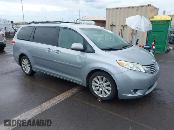 2012 Toyota Sienna XLE AAS z VIN 5TDYK3DC1CS192310, wystawiony jako IAAI lot #41379303 z przebiegiem 119 524 mil mil oraz . Historia ofert i sprzedaży dostępna na DreamBid. Obrazek 1.