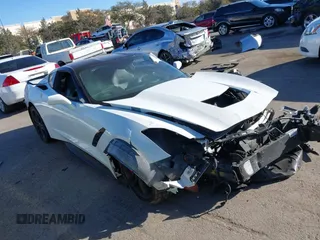 2015 Chevrolet Corvette Z51 3LT z VIN 1G1YM2D71F5106746, wystawiony jako IAAI lot #41330440 z przebiegiem 46 333 mil mil oraz . Historia ofert i sprzedaży dostępna na DreamBid. Obrazek 1.