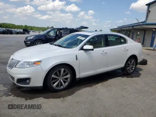 2011 Lincoln MKS z VIN 1LNHL9DR8BG613951, wystawiony jako Copart lot #54690825 z przebiegiem 116 922 mil mil oraz Szkoda całkowita • Salvage title. Historia ofert i sprzedaży dostępna na DreamBid. Obrazek 1.