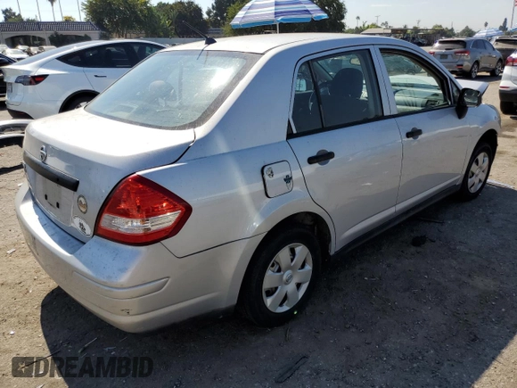 2009 Nissan Versa 1.6 z VIN 3N1CC11E09L445460, wystawiony jako Copart lot #74360764 z przebiegiem 202 122 mil mil oraz Szkoda całkowita • Salvage title. Historia ofert i sprzedaży dostępna na DreamBid. Obrazek 3.