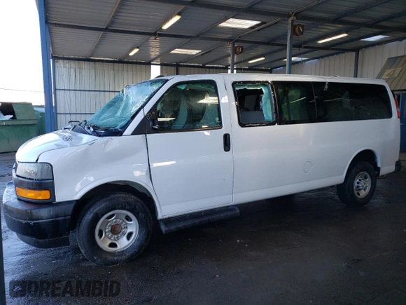 2022 Chevrolet Express Passenger LS z VIN 1GAZGNFP1N1278436, wystawiony jako Copart lot #42293525 z przebiegiem 32 806 mil mil oraz Szkoda całkowita • Salvage title. Historia ofert i sprzedaży dostępna na DreamBid. Obrazek 1.